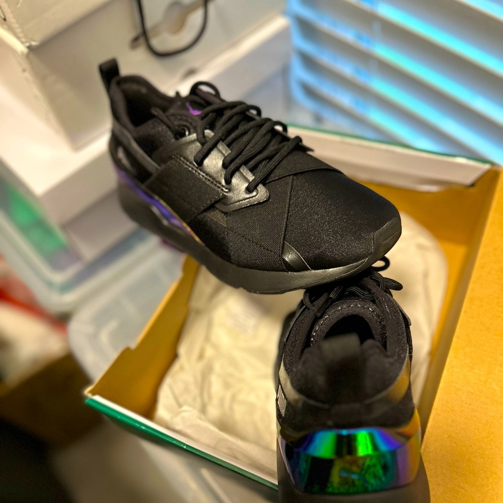 Like NEW SZ 8 WMN PUMA SNEAKERS!